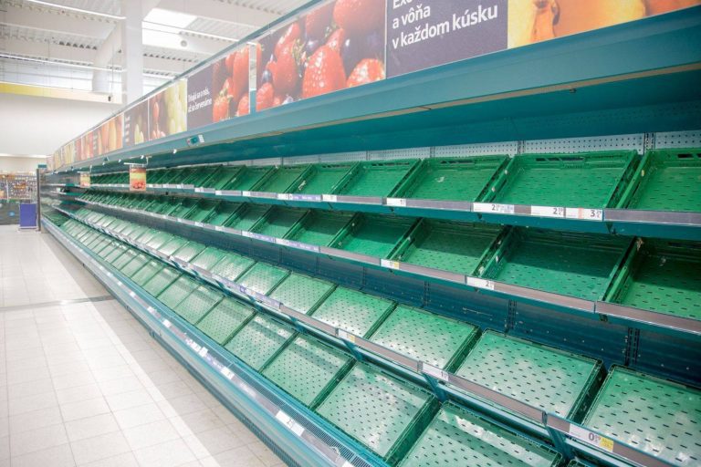 A TESCO na Eslováquia resolveu demonstrar aos seus clientes o que aconteceria se todas as abelhas e borboletas se extinguissem...